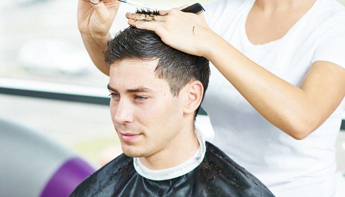 Corte de cabello en salón de belleza