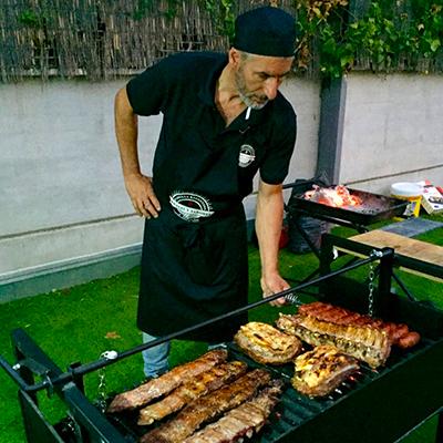 Asador profesional preparando carne a la parrilla